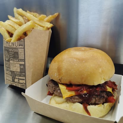 Menu du foodtruck L’Authentik by Ju avec burger maison garni de steak, cheddar, poivrons et portion de frites fraîches.