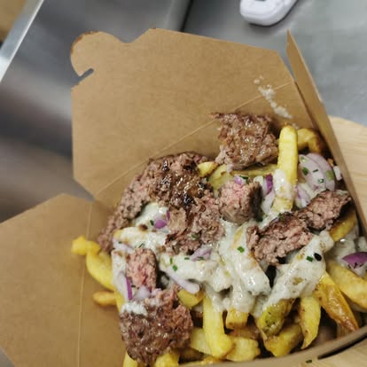 Barquette de frites maison garnies de viande hachée, sauce crémeuse et oignons rouges du foodtruck L’Authentik by Ju.