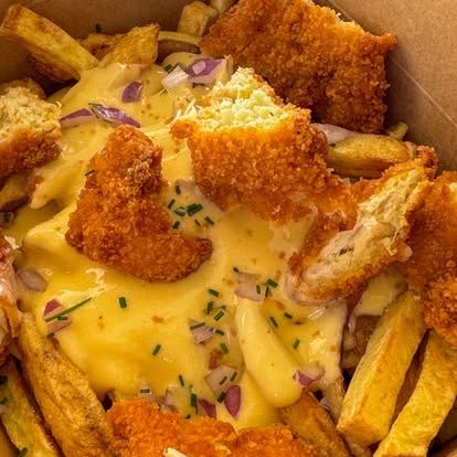 Barquette de frites maison nappées de cheddar fondu et garnies de poulet pané croustillant, proposée par le foodtruck L’Authentik by Ju.