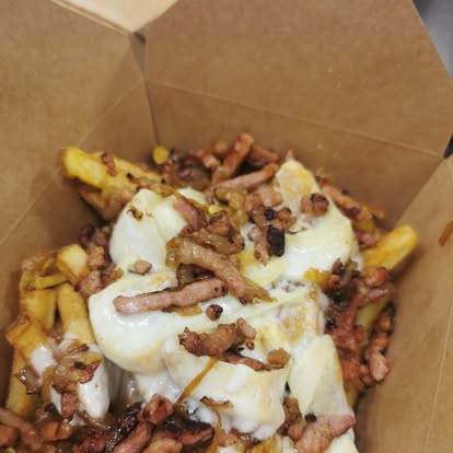 Barquette de frites maison nappées de fromage fondu et de lardons grillés, proposée par le foodtruck L’Authentik by Ju.