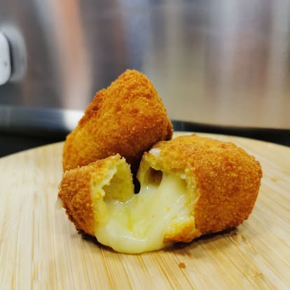 Bouchées panées au fromage fondant avec panure dorée et cœur coulant, servies par le foodtruck L’Authentik by Ju.