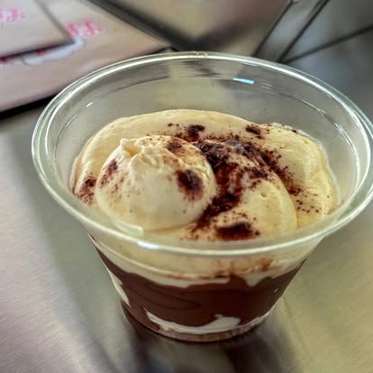 Verrine de mousse au chocolat avec crème fouettée et cacao en poudre, proposée par le foodtruck L’Authentik by Ju.