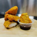 Nuggets de poulet panés et croustillants avec sauce, servis par le foodtruck L’Authentik by Ju.