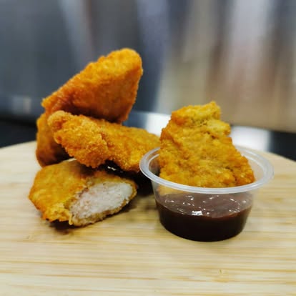 Nuggets de poulet panés et croustillants avec sauce, servis par le foodtruck L’Authentik by Ju.